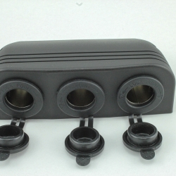 CONSOLLE STAGNA TRIPLA MONTAGGIO SUPERFICIALE 12/24 V CON 3 PRESE ACCENDISIGARI