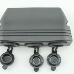 CONSOLLE STAGNA TRIPLA MONTAGGIO SUPERFICIALE 12/24 V CON 3 PRESE ACCENDISIGARI