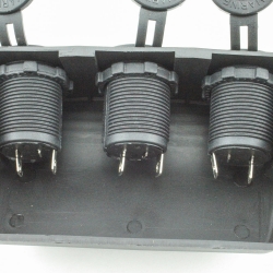 CONSOLLE STAGNA TRIPLA MONTAGGIO SUPERFICIALE 12/24 V CON 3 PRESE ACCENDISIGARI