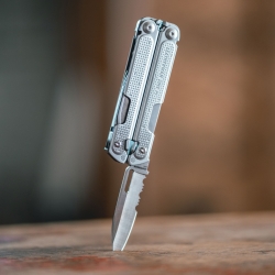 LEATHERMAN FREE P2 19 utensili in 1